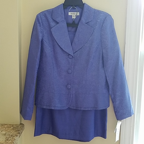 Woman's skirt suit - Picture 1 of 4